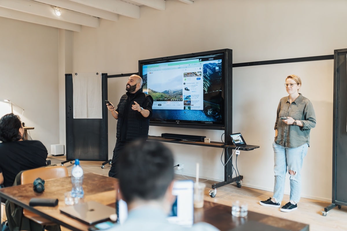 Profissionais participando de apresentação em ambiente corporativo