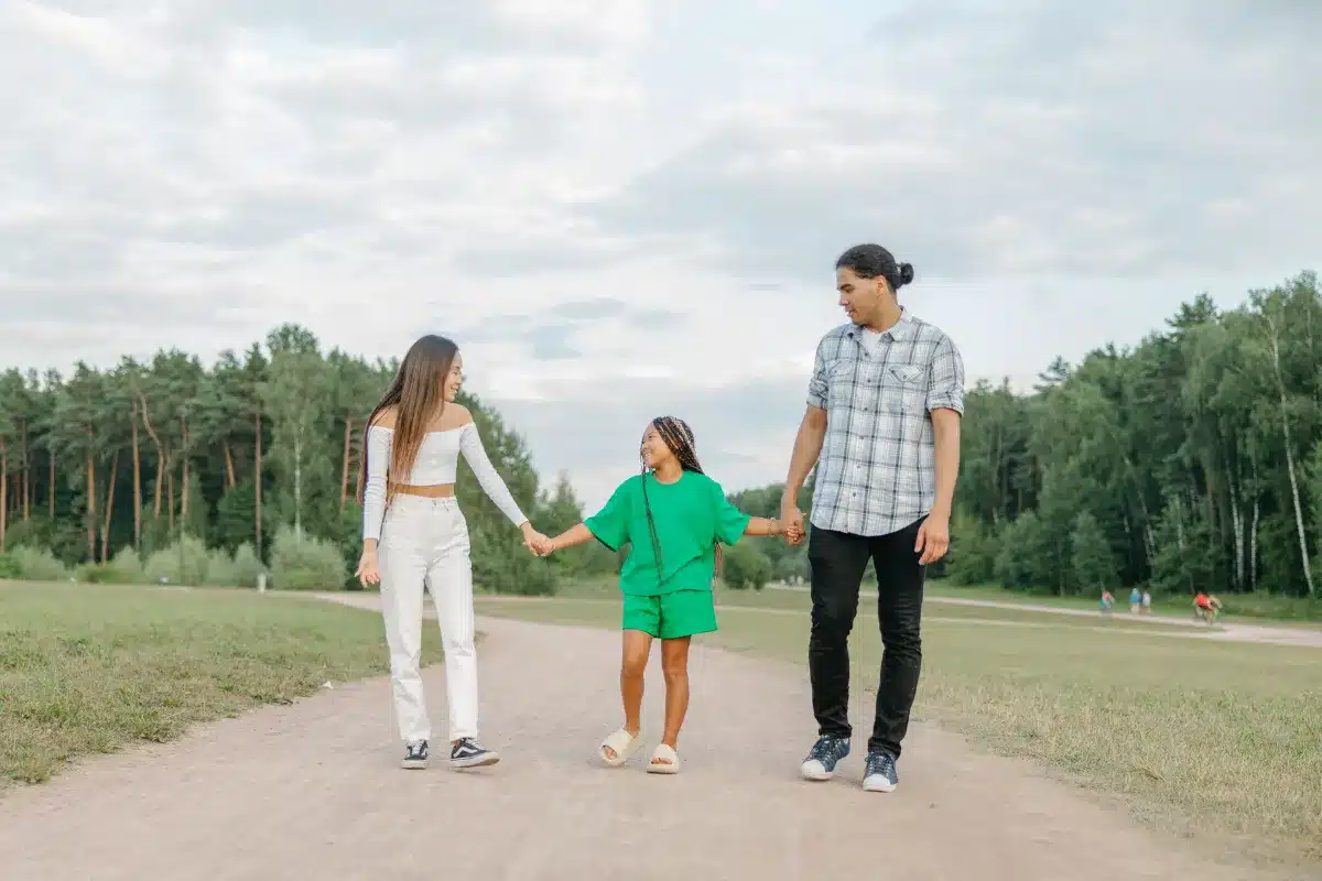 Família caminhando ao ar livre em uma atividade sem telas