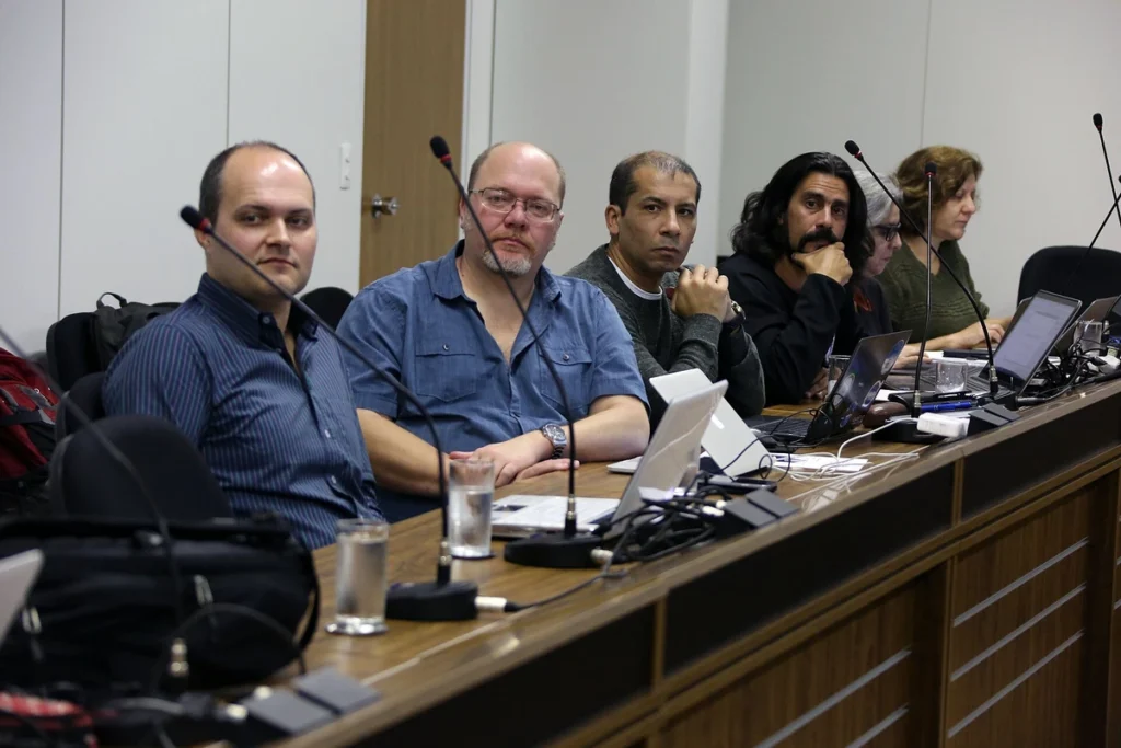 Equipe reunida diante de um quadro para planejar ações de segurança e treinamento