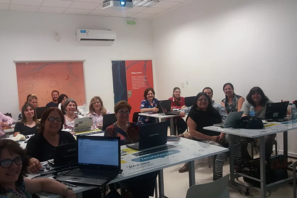 Professores participam de uma oficina de formação em sala