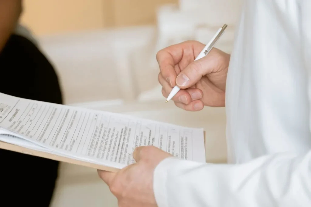 Profissional de saúde confere documentos numa prancheta