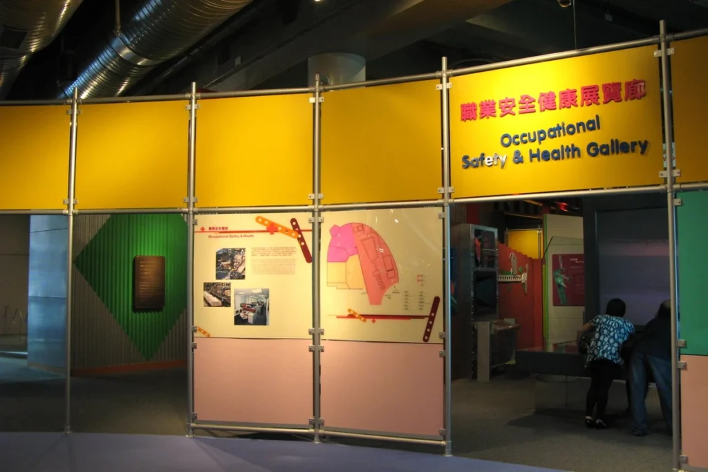 Galeria de exposição sobre segurança e saúde ocupacional em um museu.