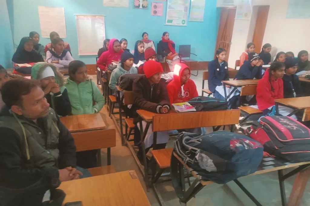 Estudantes e equipe escolar reunidos em uma oficina dentro da sala de aula.