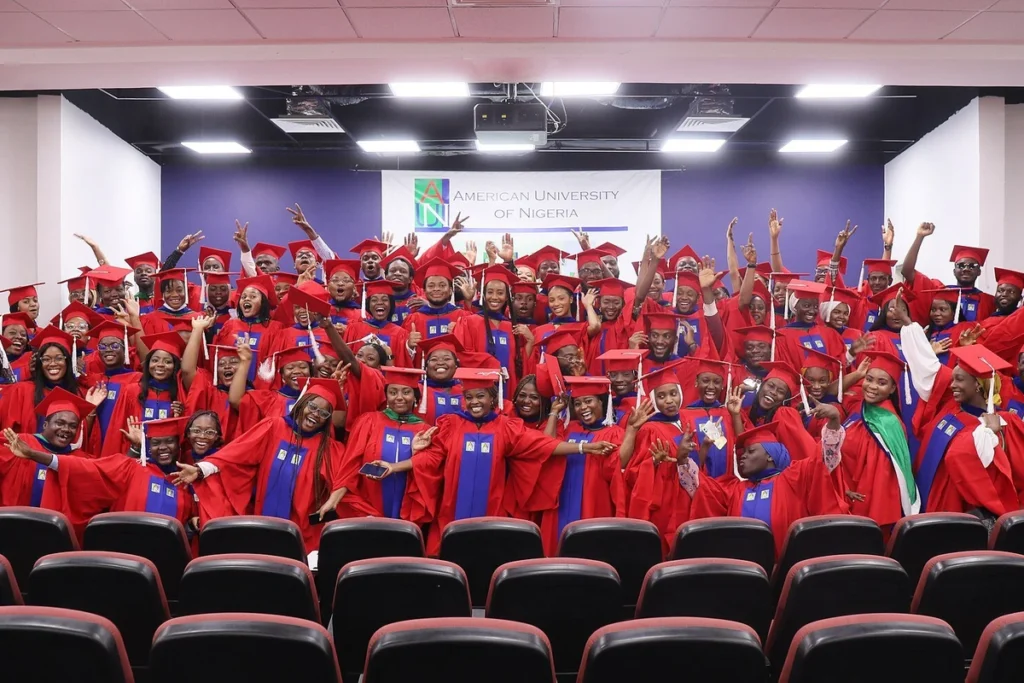Formandos de beca durante uma cerimônia de formatura.