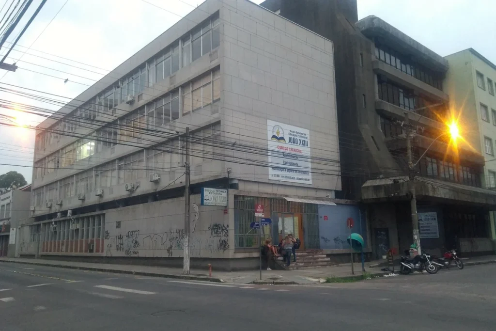 Fachada de uma escola técnica estadual em uma rua urbana.