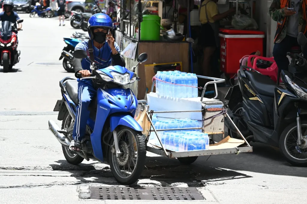 Motociclista profissional com capacete conduzindo uma moto em via urbana