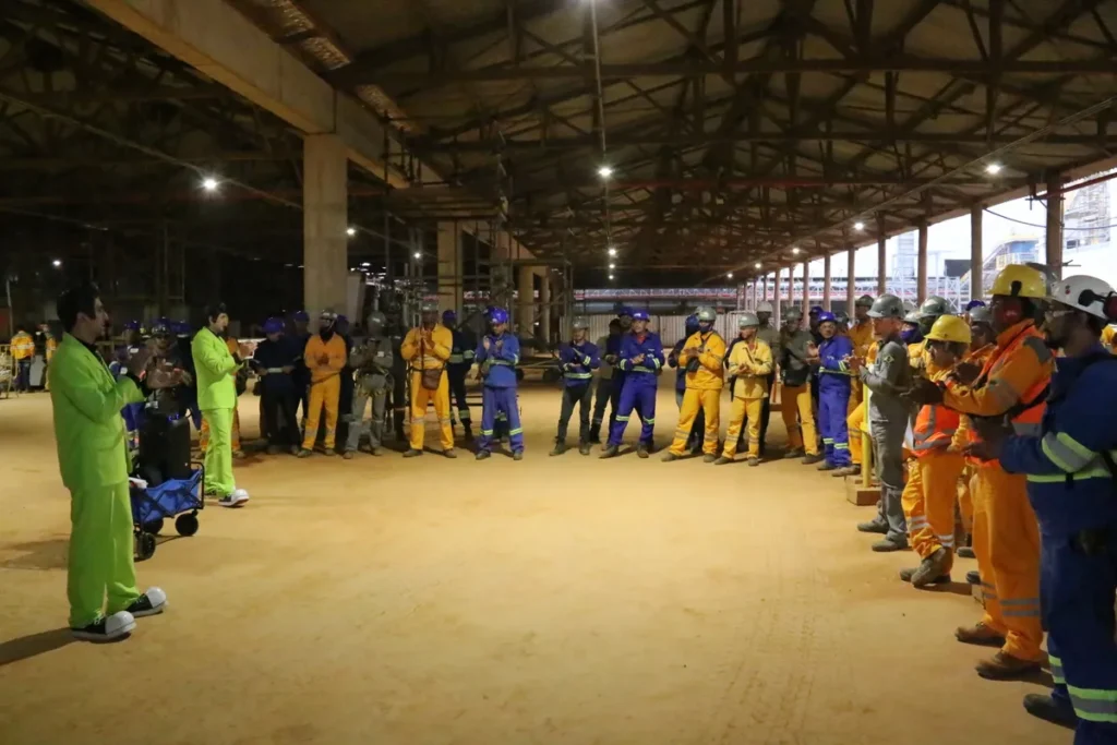Colaboradores da indústria reunidos em treinamento de seguraColaboradores da indústria reunidos em treinamento de segurança conduzido pela CIPAnça conduzido pela CIPA