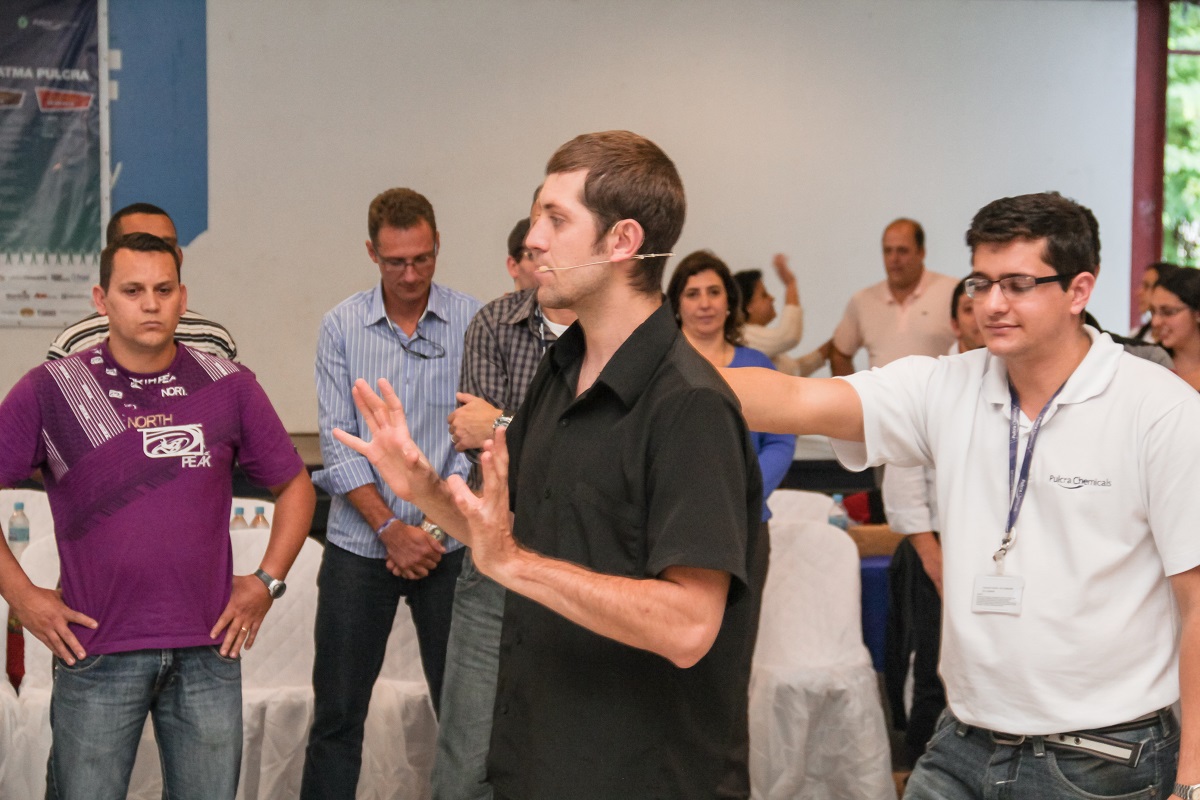 Intervenção: Manspreading Palestrante diante de plateia masculina em evento de empresa