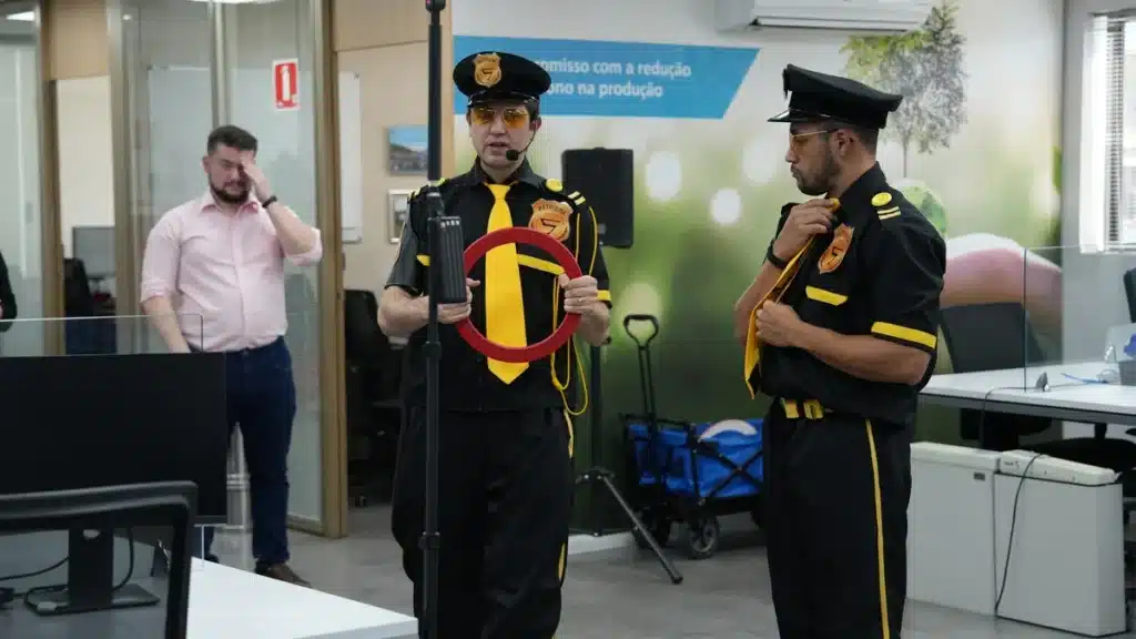 Palestrante vestido de policial em evento da SIPAT