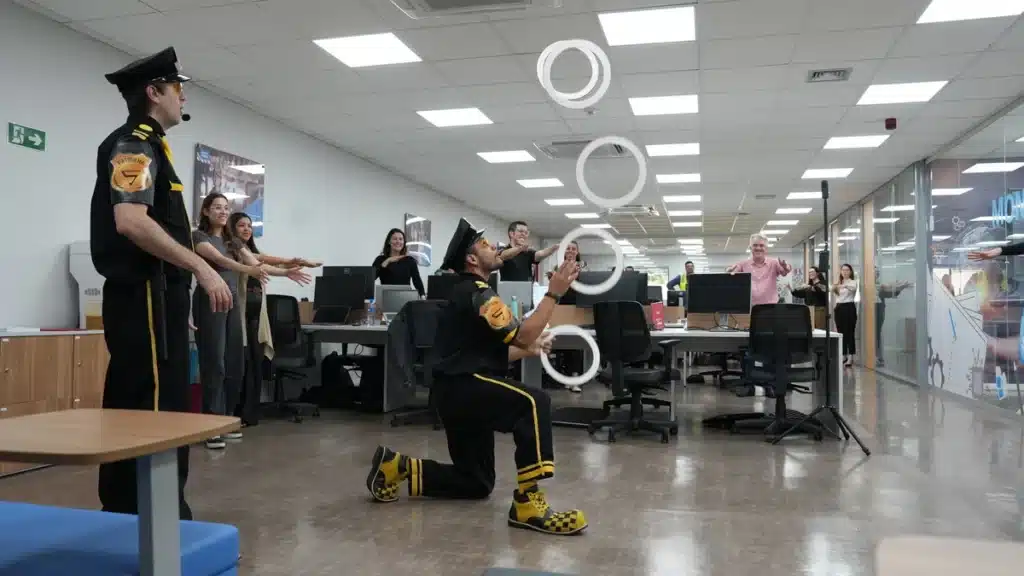 Palestrante vestido de policial faz malabares com argolas