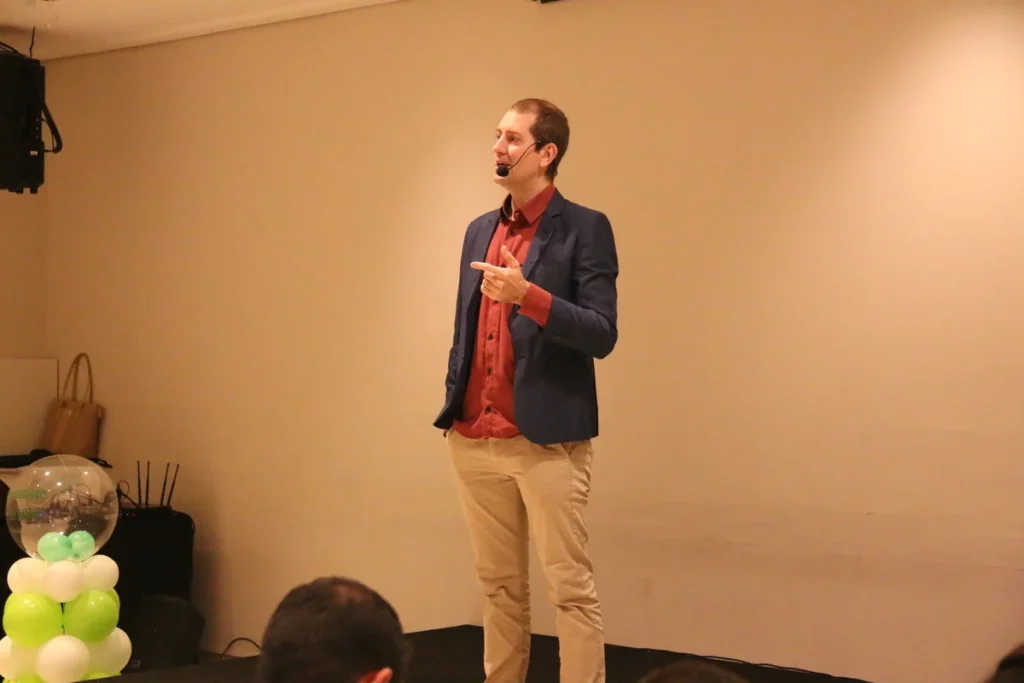 Palestrante fala sobre liderança e NPS em evento corporativo