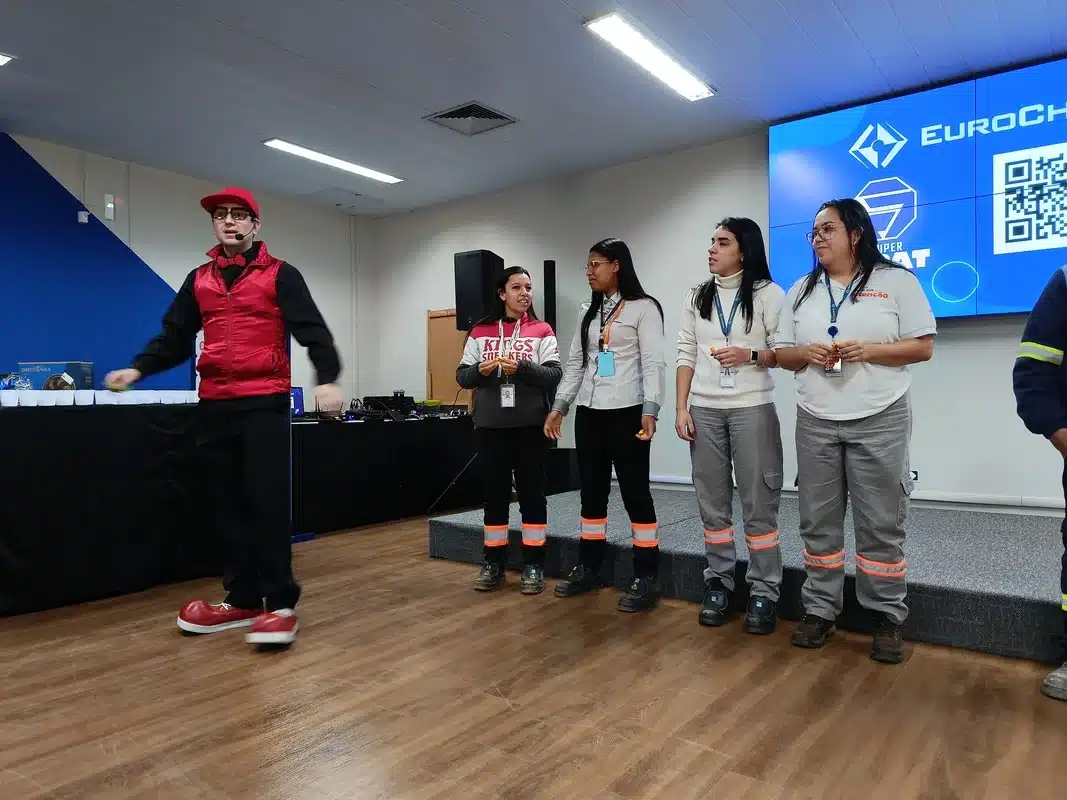 Palestrante interage com colaboradores durante atividade educativa sobre o Código Brasileiro de Trânsito
