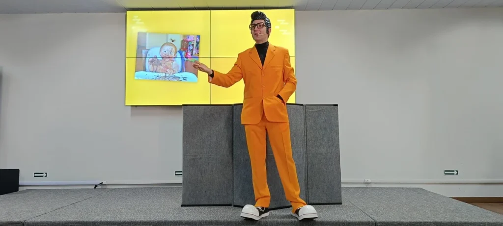 Facilitador conduz apresentação dinâmica ilustrando o conceito de microlearning corporativo