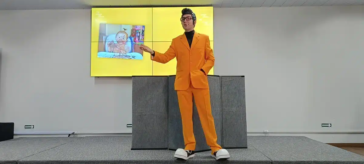 Facilitador conduz apresentação dinâmica ilustrando o conceito de microlearning corporativo