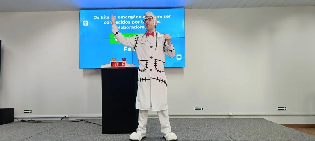 Facilitador vestido de cientista conduz palestra sobre biohacking corporativo e performance humana
