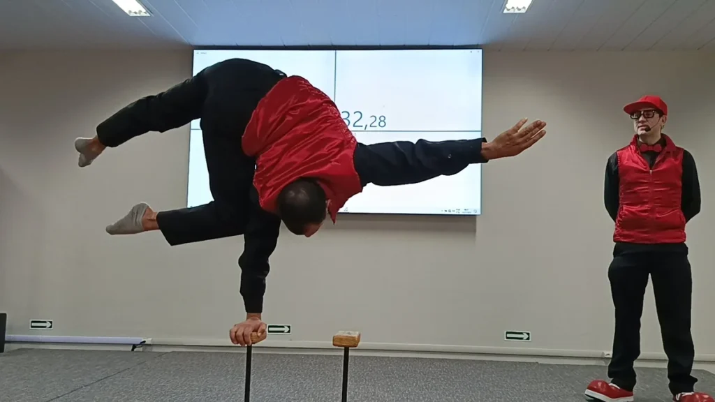 Apresentador em palestra sobre segurança no trabalho com música ambiente estimulando concentração e engajamento