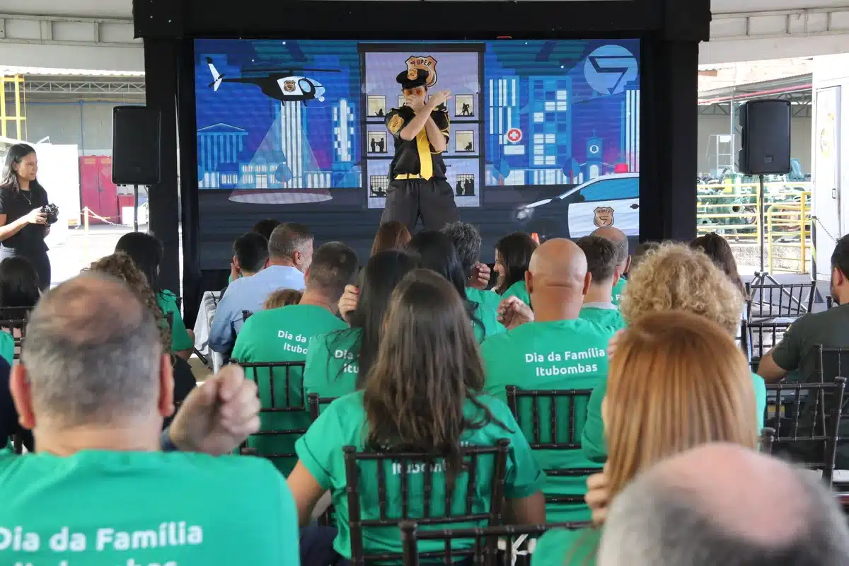 Apresentação em evento corporativo com público atento, ilustrando o uso de ruído branco para melhorar foco e engajamento