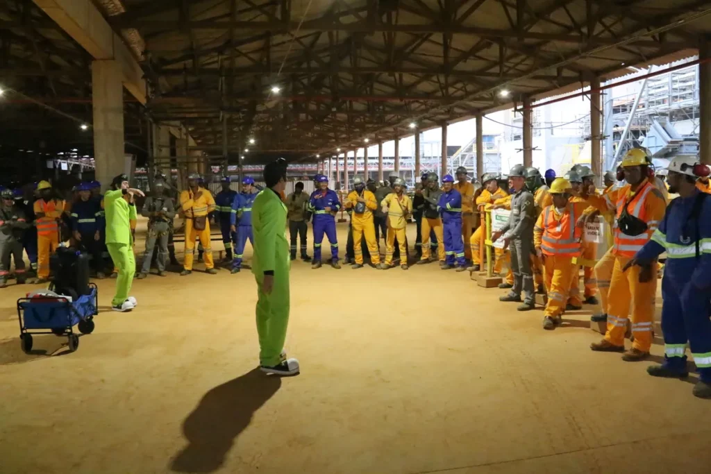 Trabalhadores reunidos em treinamento de segurança promovido pela CIPA em ambiente industrial