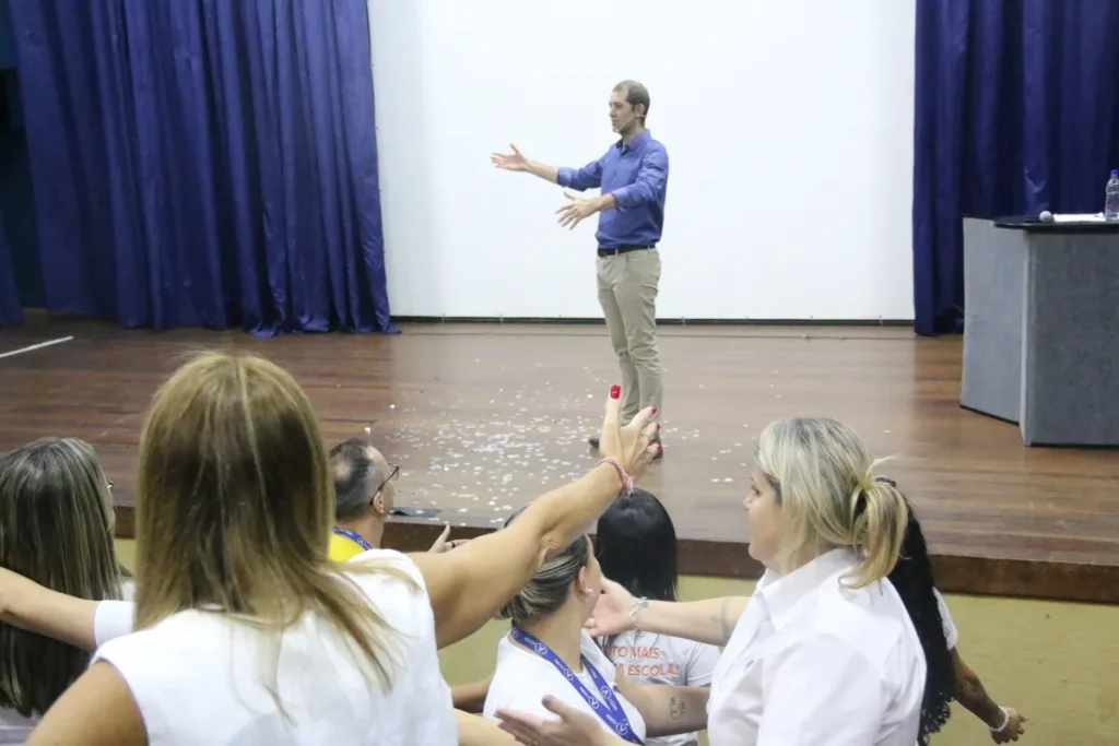 Palestra sobre dor ciática: um palestrante interage com a audiência em um auditório.