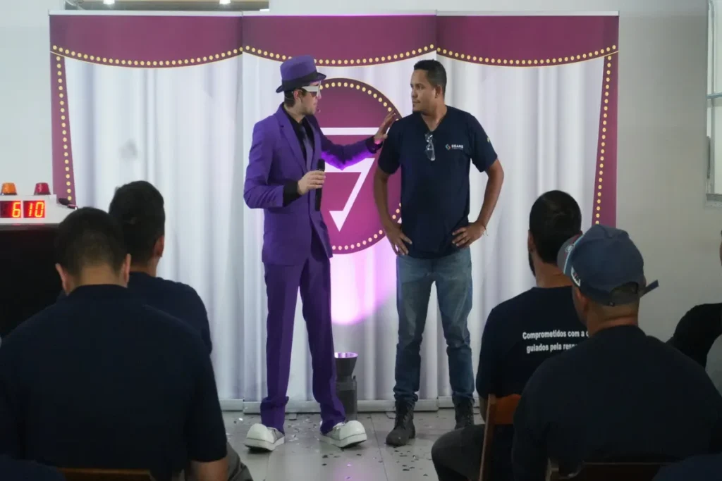 Colaboradores participando de evento de eleição da CIPA com apresentação interativa