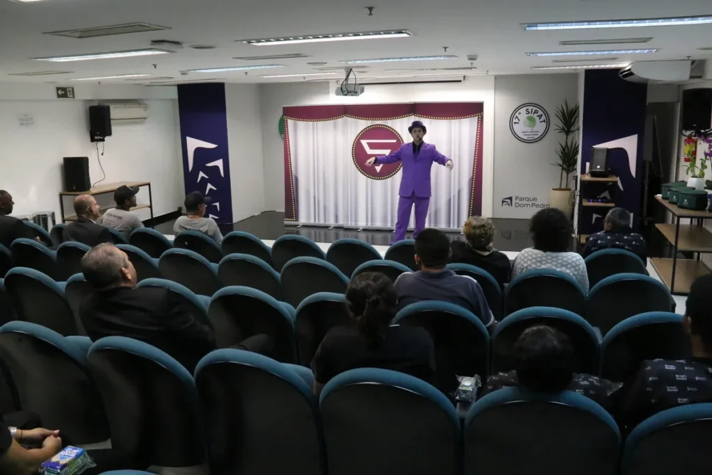 Mãos a finalizar uma transação de cartão de crédito, simbolizando o pagamento e a recompensa pelo esforço, em um contexto de frases motivacionais no trabalho.