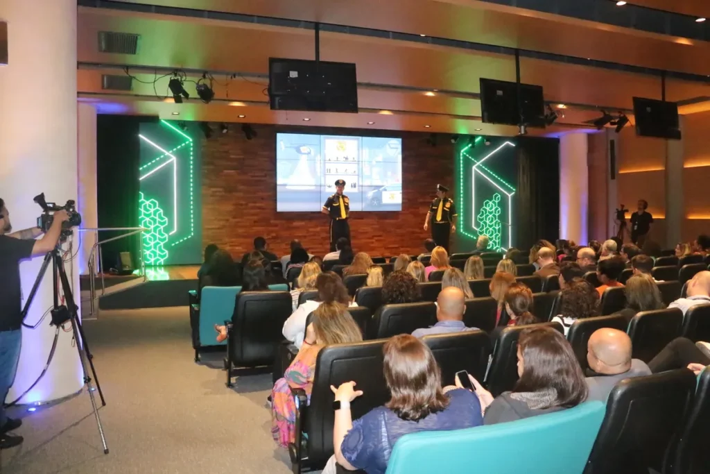Frases motivacionais engraçadas para inspirar o público em palestras e eventos corporativos.