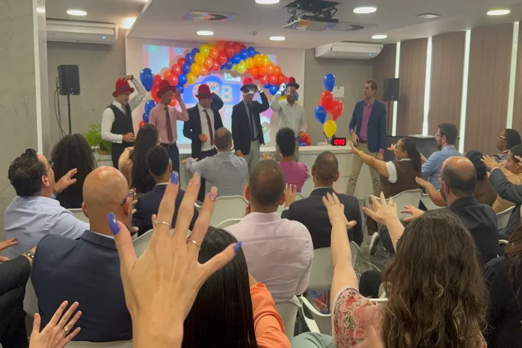 Linfoma: Evento Corporativo: Equipe em Celebração Motivacional com Balões"