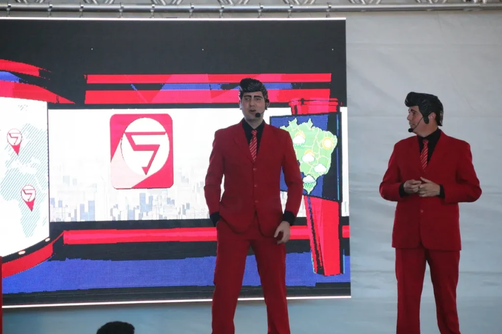 Palestra sobre luva de proteção, treinamento de segurança, segurança do trabalho, equipamento de proteção individual, personagens em palestra, conscientização sobre segurança