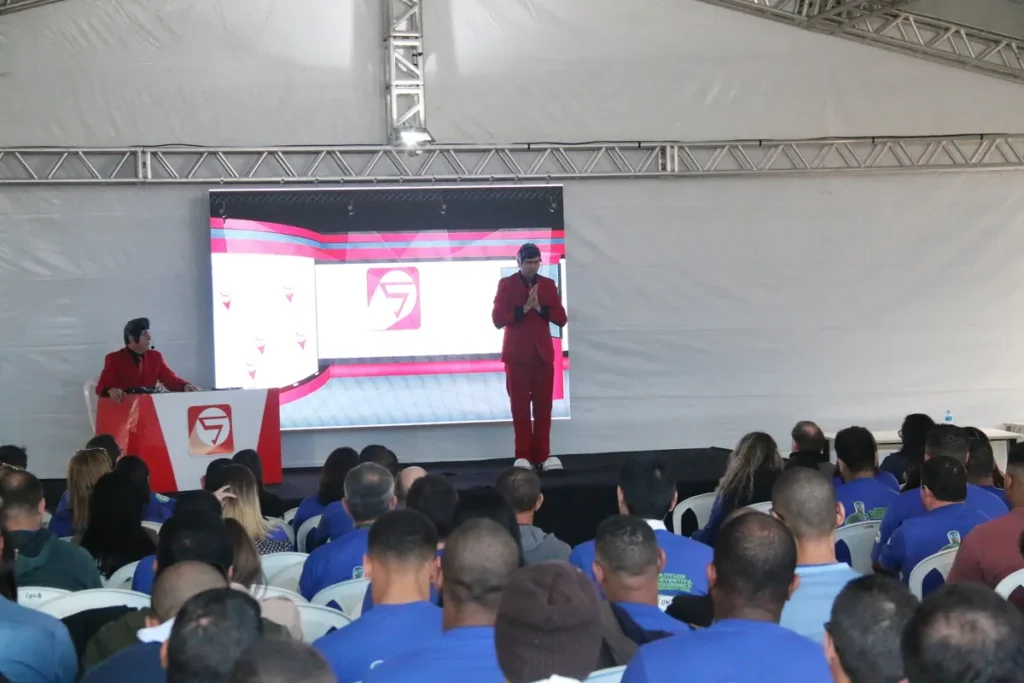 Palestra sobre luva de proteção, treinamento de segurança, segurança do trabalho, equipamentos de proteção individual (EPIs), apresentação profissional, evento de segurança, conscientização sobre segurança