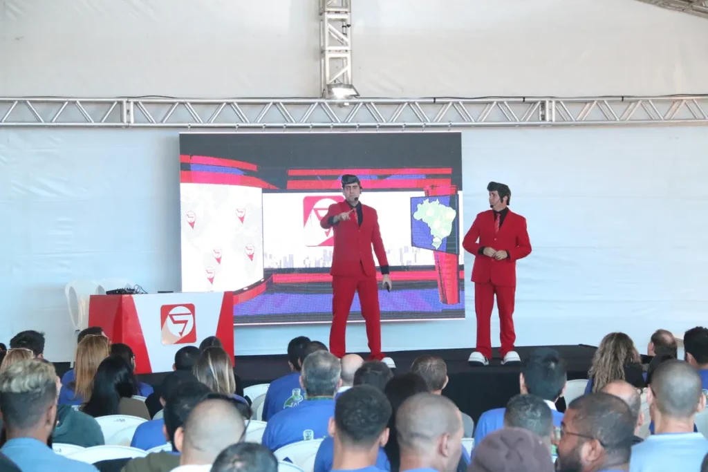 Palestra sobre luva de proteção, treinamento de segurança, segurança do trabalho, equipamento de proteção individual, personagens em palestra, conscientização sobre segurança