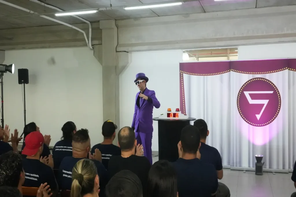 Apresentação Interativa sobre Segurança Alimentar: Uso de Figurino e Mágica no Treinamento