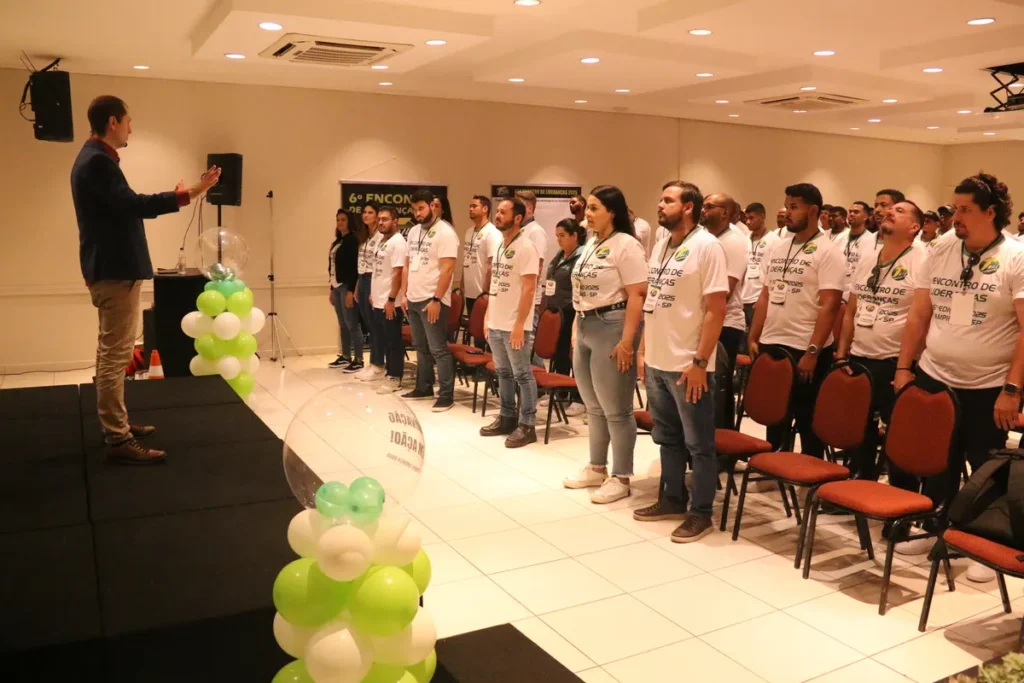 Grupo de pessoas ouvindo palestrante em evento de saúde e conscientização.